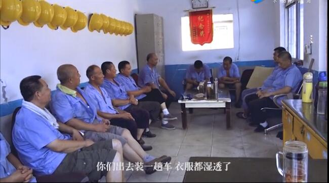 被汗水浸透衣服的裝卸車隊(duì)